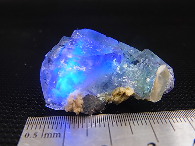 画像: ヤオガンシャン産蛍光ブルーグリーンフローライト原石（水晶/硫砒鉄鉱付き） 19.5g