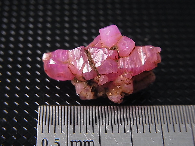 画像: ベトナムLuc Yen産シルキーピンクサファイア原石（両錐型多連晶） 10.5カラット