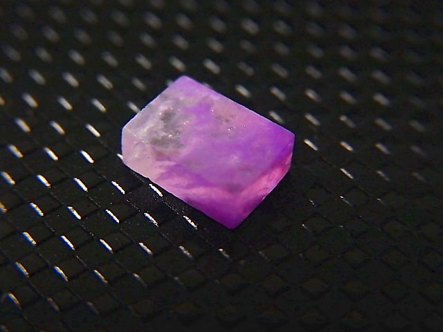 画像: 南アフリカ・チュワニン鉱山産ピンク（シリカ）スギライト研磨原石 0.9カラット