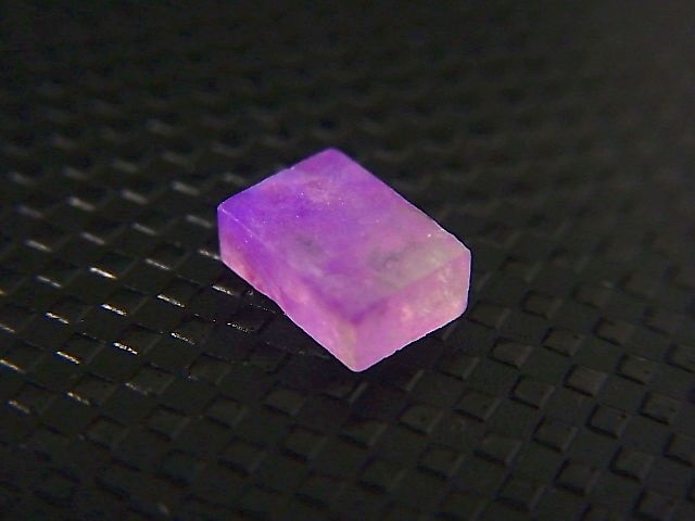 画像: 南アフリカ・チュワニン鉱山産ピンク（シリカ）スギライト研磨原石 0.9カラット