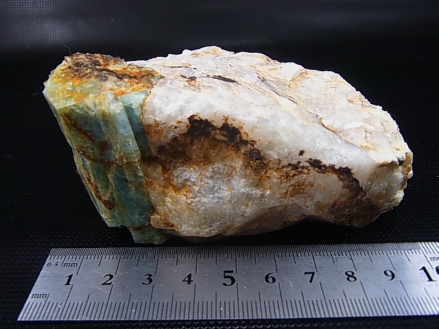 画像: キャビネットサイズ：ベトナム・タインホア産アクアマリン付き水晶原石 501.3g