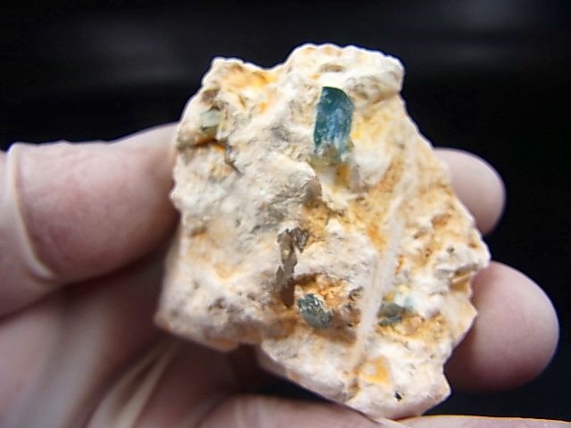 画像: ベトナム・タインホア産宝石品質アクアマリン付きカオリナイト 44.0g