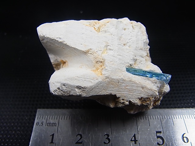 画像: ベトナム・タインホア産宝石品質アクアマリン付きカオリナイト 44.0g