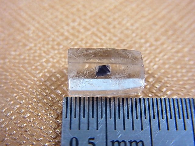 画像: マダガスカル産フローライトインクオーツ研磨原石 0.5g