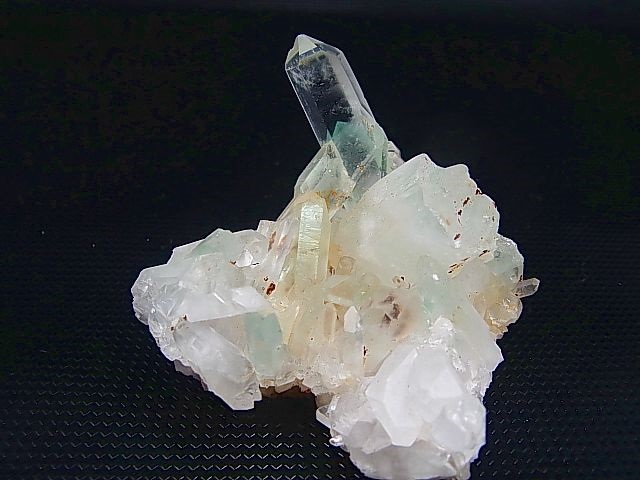 画像: マダガスカル産ソリューション型フックサイトイン水晶（グリーンファントム）連晶原石 69.5g