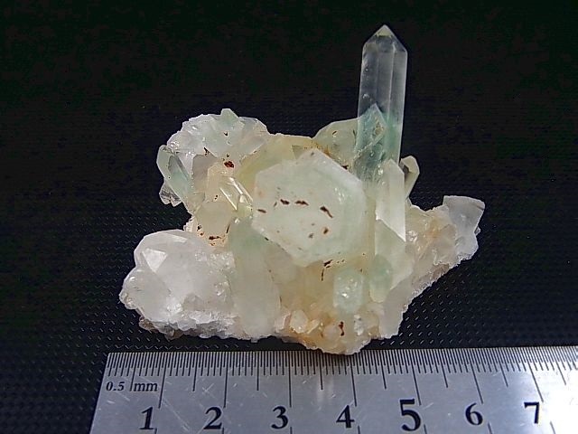画像: マダガスカル産ソリューション型フックサイトイン水晶（グリーンファントム）連晶原石 69.5g
