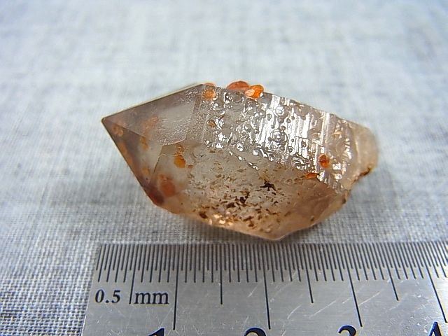 画像: 福建省産スペサルティンガーネット付きスモーキー水晶原石（ガーネットインクルージョンあり） 11.8g