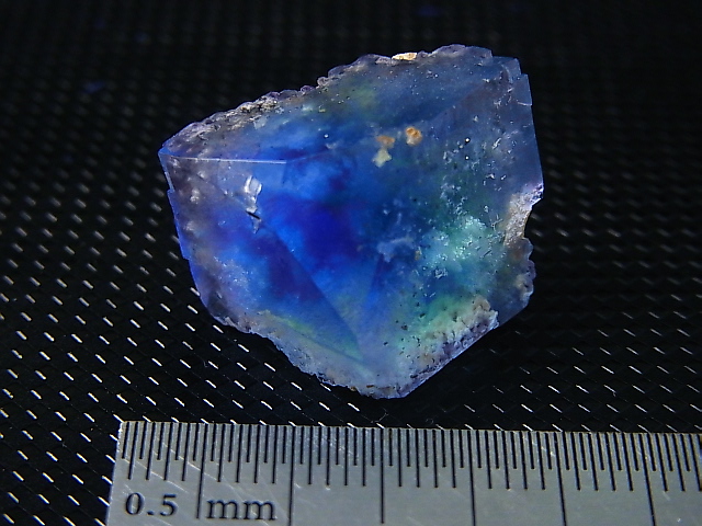 画像: ヤオガンシャン産蛍光ブルーグリーンフローライト原石（研磨面あり） 7.8g