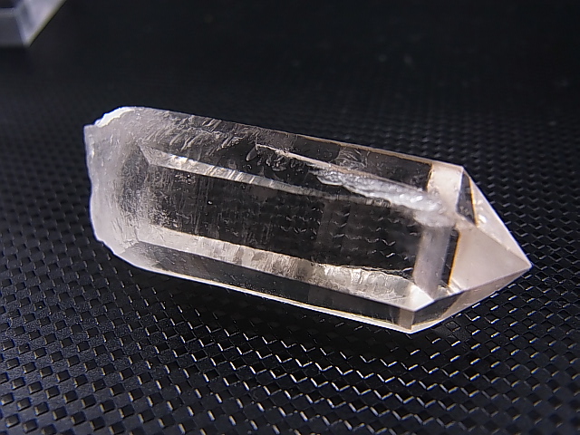 画像: ノルウェー産ウォータークリア・ライトスモーキー水晶ポイント 15.5g