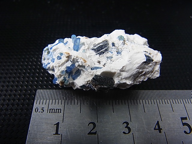 画像: ベトナム・タインホア産アクアマリン付きカオリナイト 12.2g