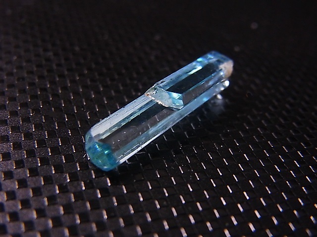 画像: ジェムグレード宝石需要品質：ベトナム産アクアマリン柱状結晶原石（ダブル） 4.4カラット