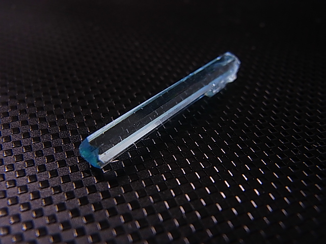 画像: ジェムグレード宝石需要品質：ベトナム産アクアマリン柱状結晶原石（レインボー入り） 5.5カラット