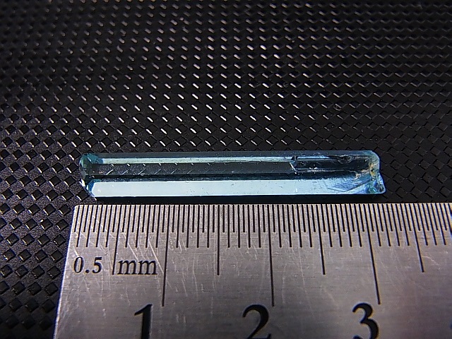 画像: ジェムグレード宝石需要品質：ベトナム産アクアマリン柱状結晶原石（レインボー入り） 5.5カラット