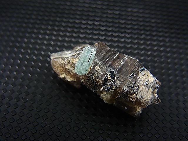 画像: ベトナム・タインホア産アクアマリン付きスモーキー水晶（ブラックトルマリン付き） 3.4g