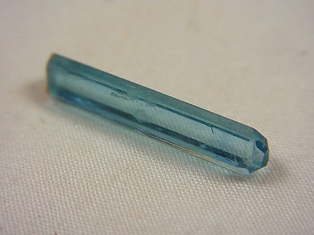 画像: ジェムグレード宝石需要品質：ベトナム産アクアマリン柱状結晶原石（レインボー入り） 3.1カラット