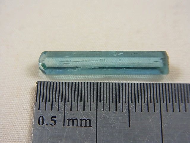 画像: ジェムグレード宝石需要品質：ベトナム産アクアマリン柱状結晶原石（レインボー入り） 3.1カラット