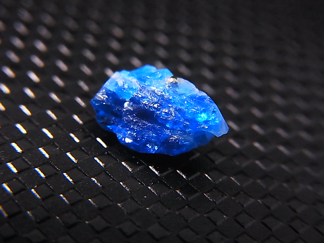 画像: ドイツ産アウィナイト結晶原石 0.8カラット