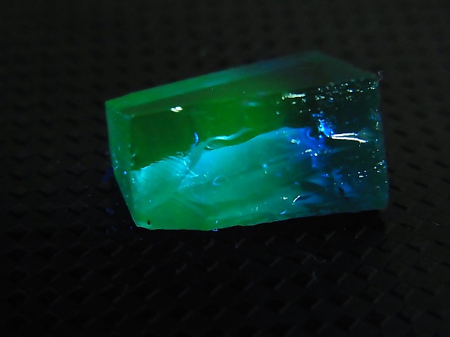 画像: 飯盛ラボストーン（IL-stone）「レアカラー：ロンドンブルートパーズカラー」（蛍光性あり）ガラス原石 8.5カラット