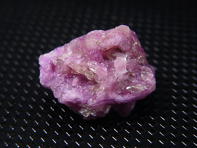 画像: カナダ・ケベック州産ピンクベスビアナイト結晶原石 2.6g