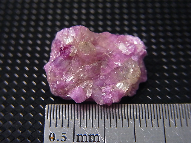 画像: カナダ・ケベック州産ピンクベスビアナイト結晶原石 2.6g