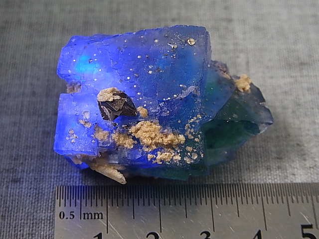 画像: ヤオガンシャン産蛍光ブルーグリーンフローライト原石（水晶/パイライト付き） 42.3g