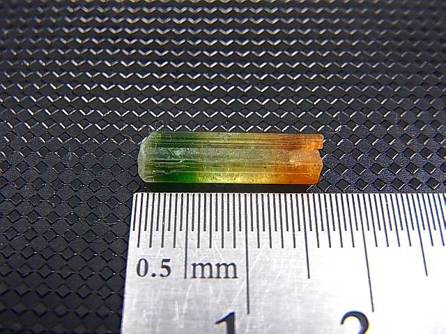 画像: ベトナムLuc Yen産バイカラートルマリン結晶原石（グリーン＆ドラバイト） 2.8カラット
