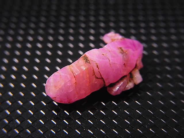 画像: ベトナムLuc Yen産ピンクシルキーサファイア原石（両錐型） 6.3カラット