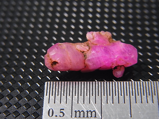 画像: ベトナムLuc Yen産ピンクシルキーサファイア原石（両錐型） 6.3カラット
