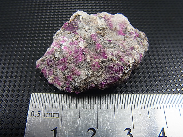 画像: ノルウェー産コランダム（ルビー）原石 13.1g