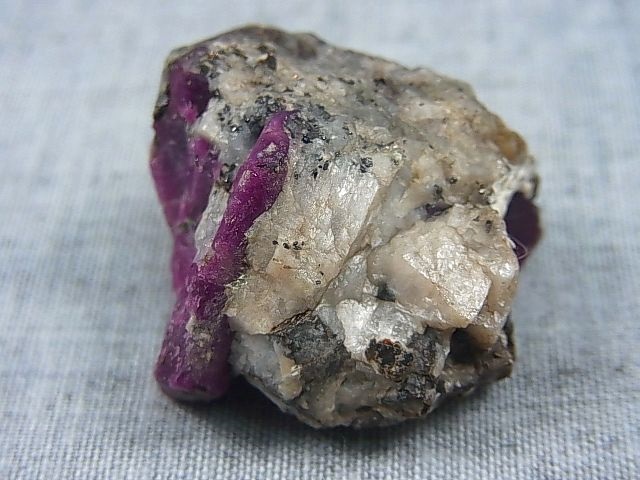 画像: ノルウェー産コランダム（ルビー）原石 34.2g