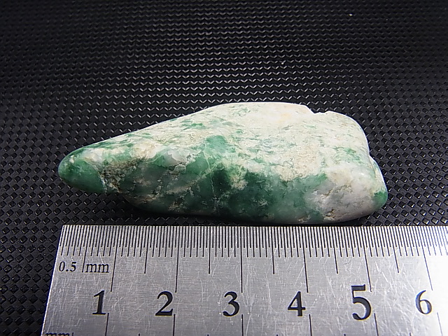 画像: 糸魚川青海川金山谷産グリーンひすい原石 18.7g