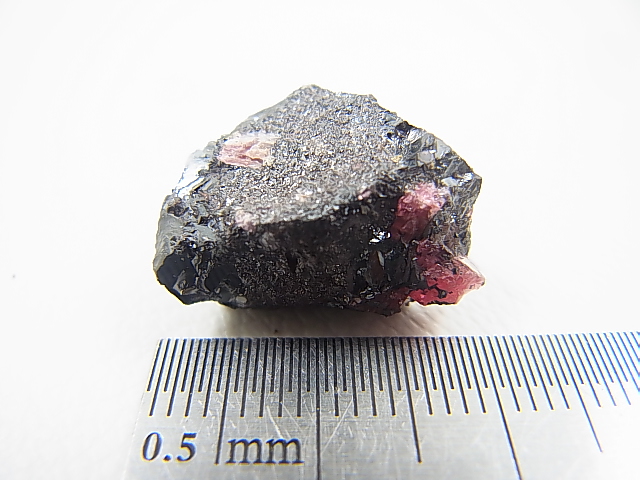 画像: スウェーデン・ダーラナ産ロードナイト原石 5.6g