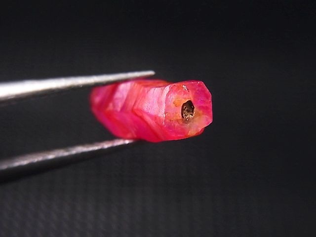 画像: ベトナムLuc Yen産ルビー柱状結晶原石 4.1カラット