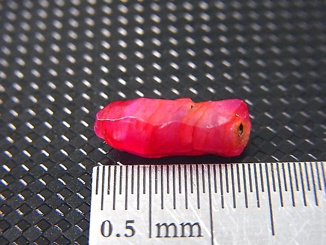 画像: ベトナムLuc Yen産ルビー柱状結晶原石 4.1カラット