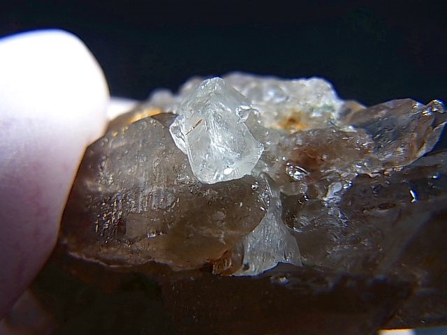 画像: ベトナム・タインホア産アクアマリン付きスモーキー水晶（ＤＴ多連晶/トパーズ付き） 39.6g