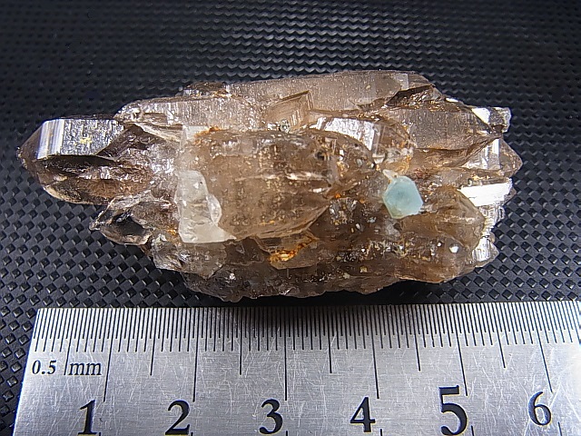画像: ベトナム・タインホア産アクアマリン付きスモーキー水晶（ＤＴ多連晶/トパーズ付き） 39.6g