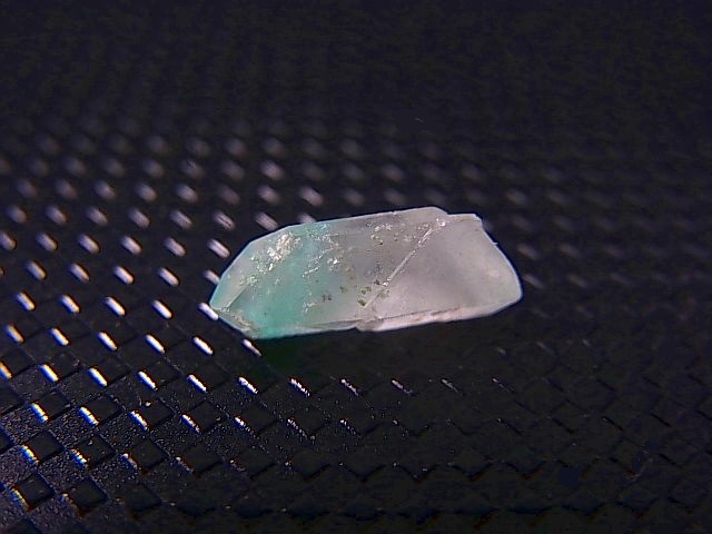 画像: 南アフリカ・メッシーナ鉱山産アホイトイン水晶（未研磨） 0.2g