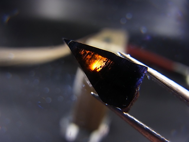 画像: ノルウェー産アナテース原石結晶（レッド＆ブルー透過） 0.8ｇ