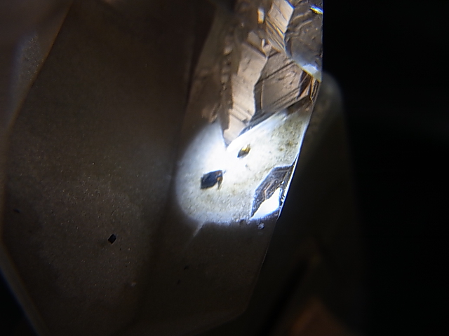 ノルウェー産ライトスモーキー水晶ポイント（アナテース外部付着/内包