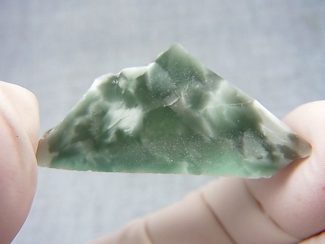 画像: ヴィクトリアストーン（飯盛ラボストーンIL-stone）レアカラー：グリーンシルバー原石 26.4カラット