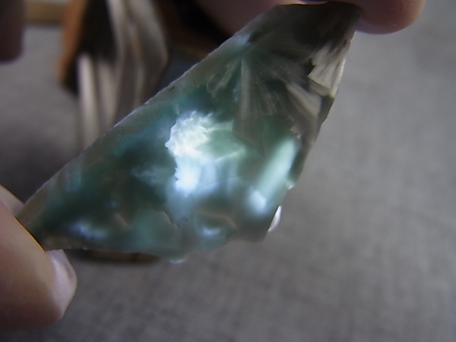 画像: ヴィクトリアストーン（飯盛ラボストーンIL-stone）レアカラー：グリーンシルバー原石 26.4カラット
