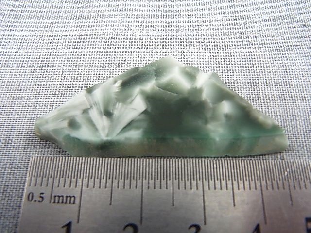 画像: ヴィクトリアストーン（飯盛ラボストーンIL-stone）レアカラー：グリーンシルバー原石 26.4カラット