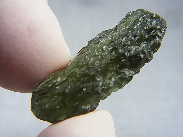 画像: ジュエリー品質：チェコ産モルダバイトSA原石（国内鑑別書付き） 3.8g