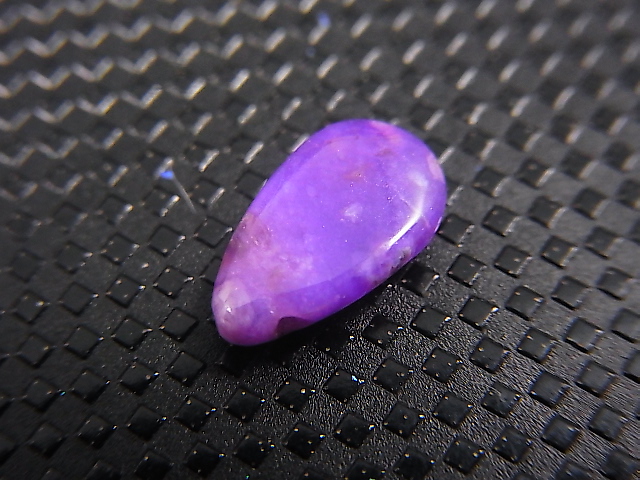 画像1: 南アフリカ・チュワニン鉱山産ピンクスギライト研磨原石（通し穴空き） 1.2カラット