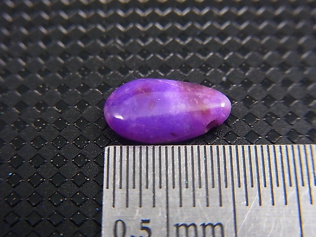 画像: 南アフリカ・チュワニン鉱山産ピンクスギライト研磨原石（通し穴空き） 1.2カラット