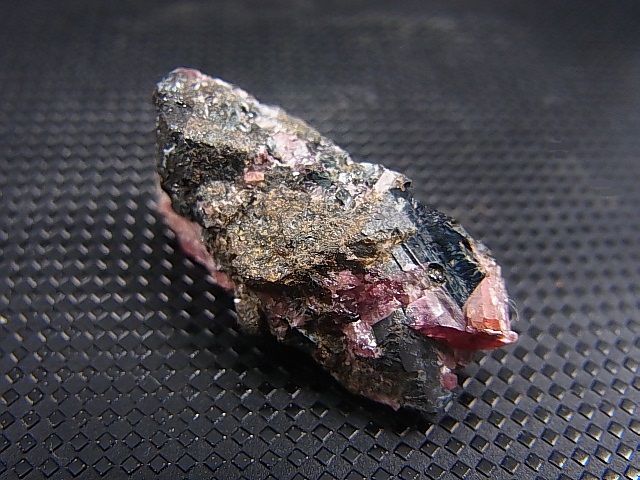 画像: スウェーデン・ダーラナ産ロードナイト原石 7.5g