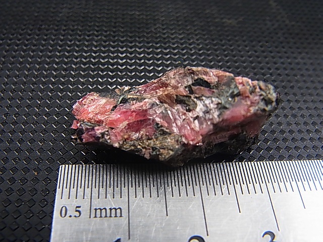 画像: スウェーデン・ダーラナ産ロードナイト原石 7.5g