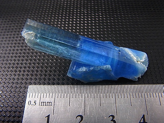 画像: ジェムグレード宝石需要品質：ベトナム産アクアマリン柱状結晶原石（連晶） 37.9カラット