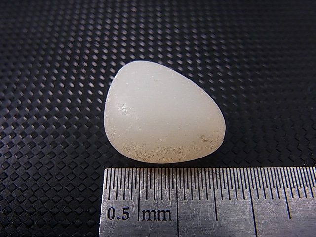 画像: 和田玉（ホータンぎょく）「羊脂白玉」オリジナルビーズ 約18×13.5×10mm