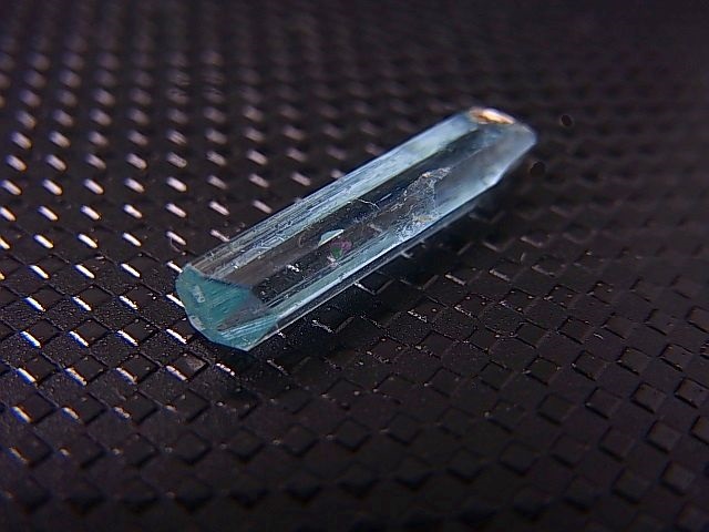 画像: ジェムグレード宝石需要品質：ベトナム産アクアマリン柱状結晶原石 1.9カラット